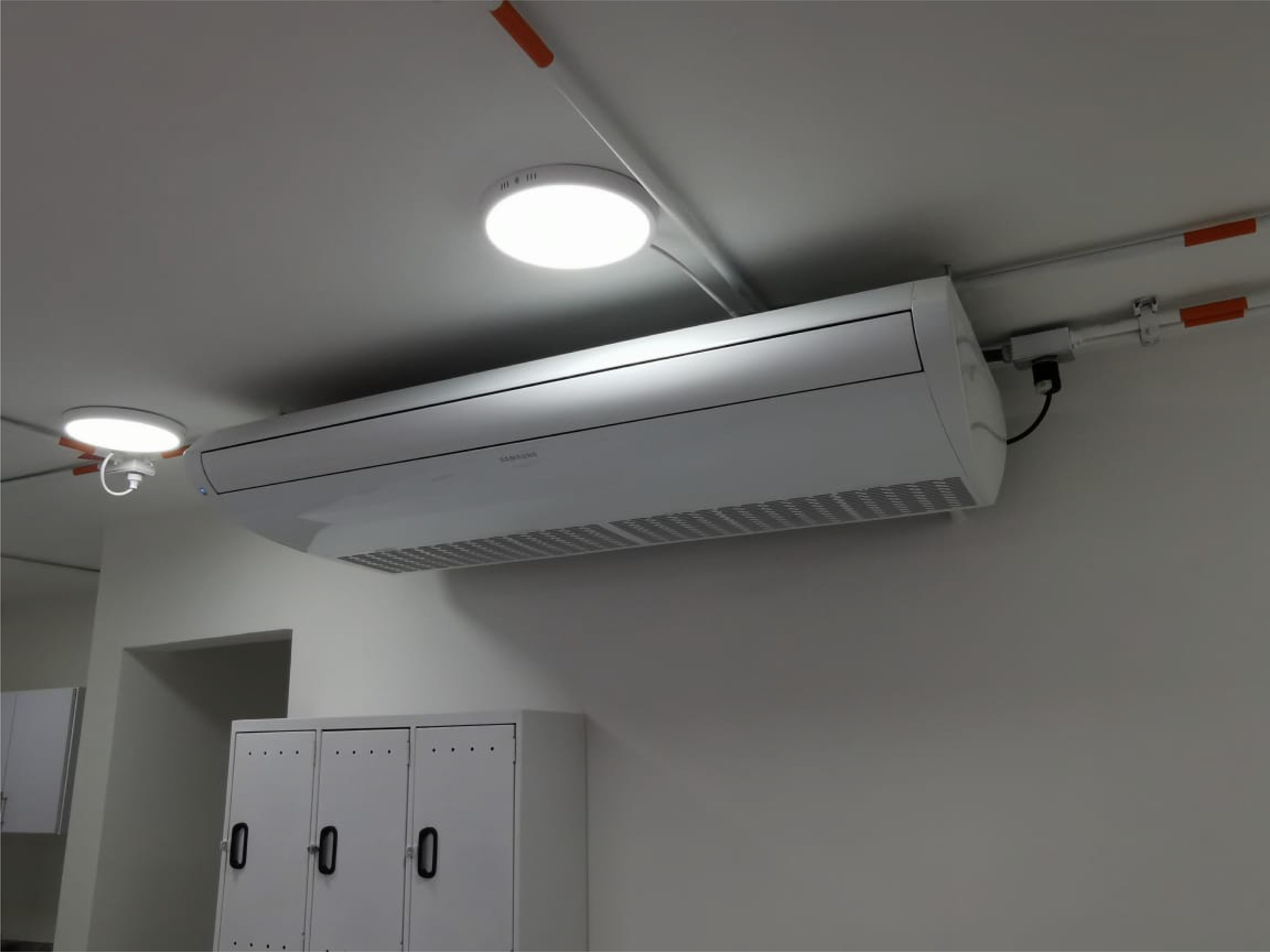 Técnico de Ingemet Proyectos instalando aire acondicionado en Pereira